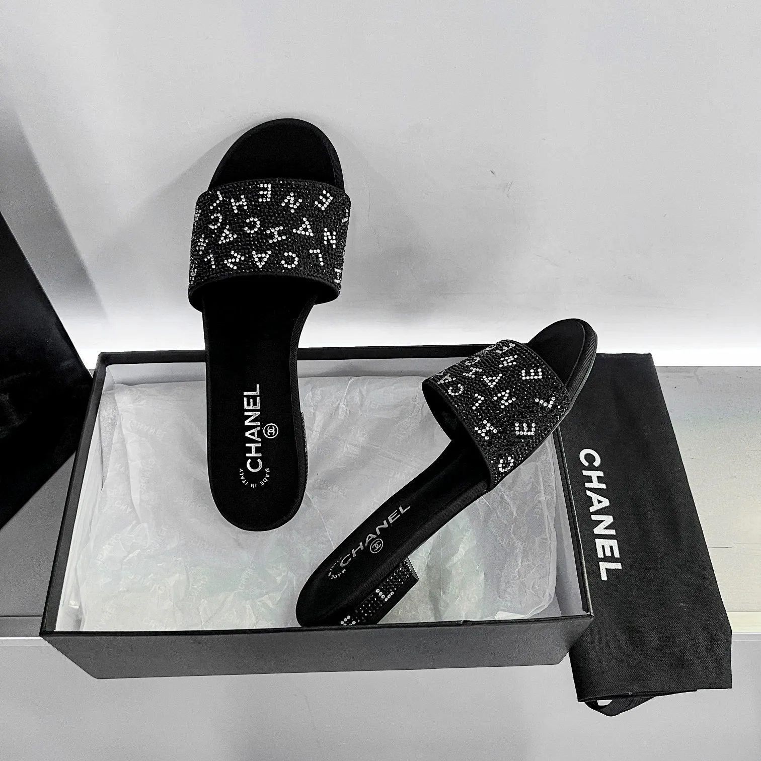 👟👟Ex-factory price 440👟👟 Xiaoxiang Chanel rhinestone slippers with large black rhinestone letters, these really blingbling slippers are full of diamonds. They are both classic and artistic, and can be styled according to your daily style. The characteristic is that the hot diamonds are particularly shiny. They are made with heavy craftsmanship and are not easy to fall off. They have the sexy temperament of celebrities and are versatile. Color: black, white, 35-40 leather outsole